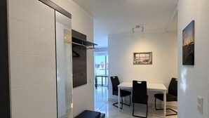 Un interior moderno con comedor, banco empotrado y lámpara de techo.