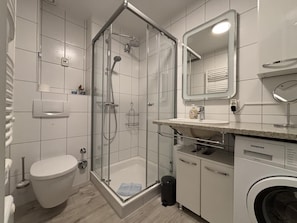 Shower, hair dryer, towels - Allergy-friendly vacation apartment in Sahlenburg including beach chair (Cuxhaven)