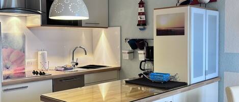 Coffee/tea maker, fridge, microwave, oven