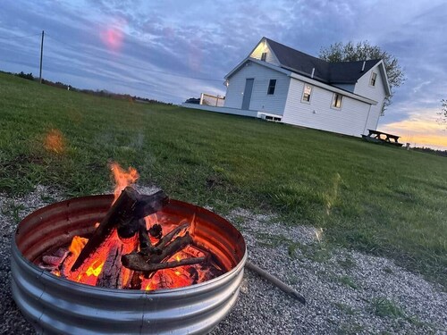 Farmhouse on 13 acres - Near Ferris & Dragon Trail