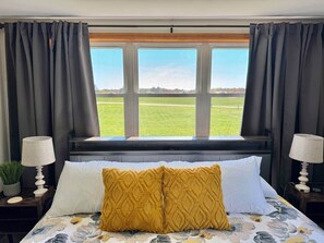 Silitysrauta/-lauta, Wi-Fi, vuodevaatteet