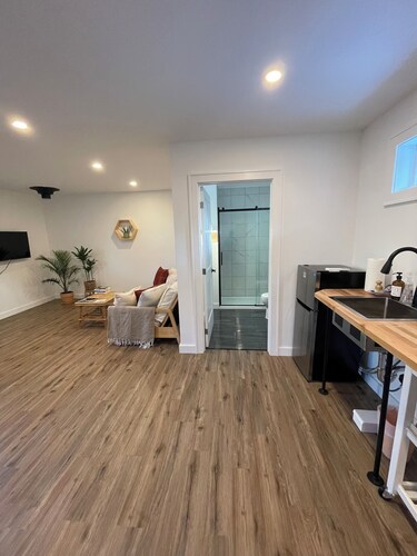 Cozy Collingwood Retreat - Walk to Beach & Cafés