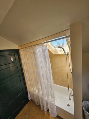 Hair dryer, towels, soap, toilet paper - Travelers Dream 1-bedroom apartment in Seattle perfect location to see the Games (Seattle)