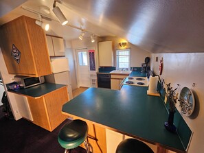 Private kitchen - Travelers Dream 1-bedroom apartment in Seattle perfect location to see the Games (Seattle)