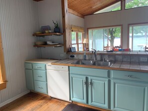 Private kitchen - Diamond Lake Island escape (Cassopolis)