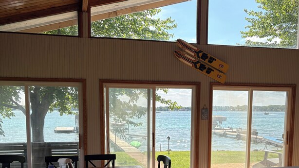 Eine Küche mit einem großen Fenster mit Blick auf einen Steg und Wasser.