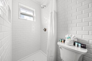 Shower, free toiletries, towels, toilet paper - The Pink Flamingo Boutique Motel (Port St. Joe)