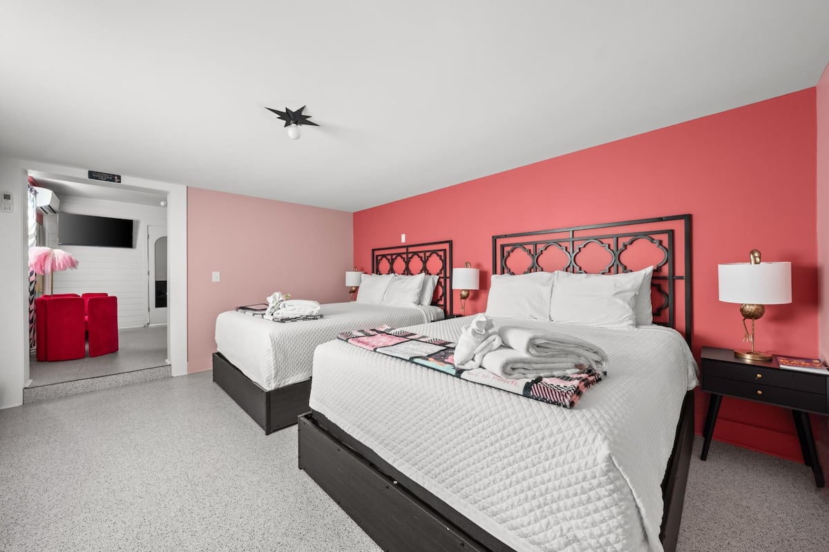 Estudio, vista al resort | Decoración personalizada y muebles diferentes