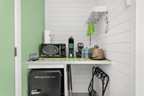 Estudio, vista al resort | Cocineta privada | Frigobar, microondas y cafetera y tetera 