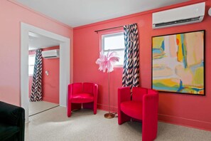 Apartamento, vistas al complejo turístico | Zona de estar | Smart TV de 40 pulgadas con canales digitales