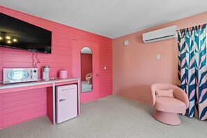 40-inch Smart TV with digital channels - The Pink Flamingo Boutique Motel (Port St. Joe)