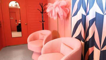 Studio, resort-utsikt | Oppholdsområde | En 40-tommers smart-TV med digitale kanaler