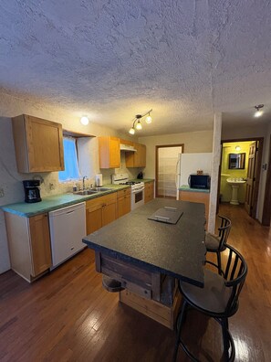 Fridge, microwave, oven, stovetop - Bale & Trail Retreat (Akron)