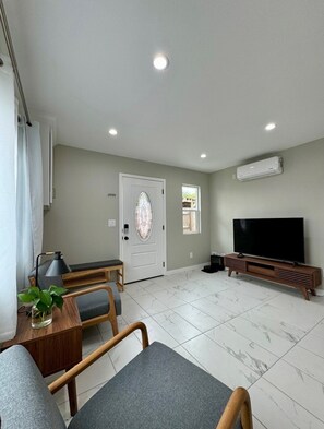 Living area - Welcoming 2-bedroom house in vibrant Long Beach Downtown Area (Long Beach)