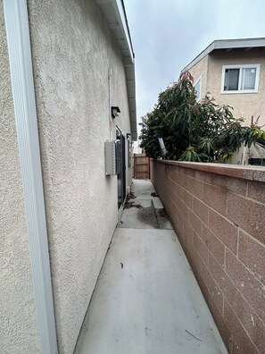 Property grounds - Welcoming 2-bedroom house in vibrant Long Beach Downtown Area (Long Beach)