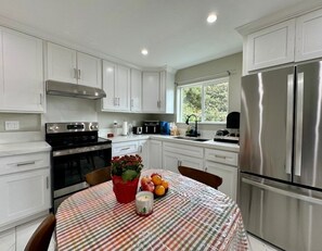 Private kitchen - Welcoming 2-bedroom house in vibrant Long Beach Downtown Area (Long Beach)