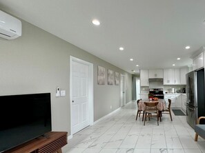 Unclassified image, 5 of 14, button - Welcoming 2-bedroom house in vibrant Long Beach Downtown Area (Long Beach)