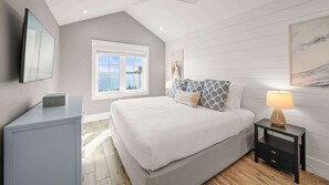 10 bedrooms, desk, iron/ironing board, free WiFi - Pool, Spa, Rooftop Deck, Stunning Gulf & Bay Views (Bradenton Beach)