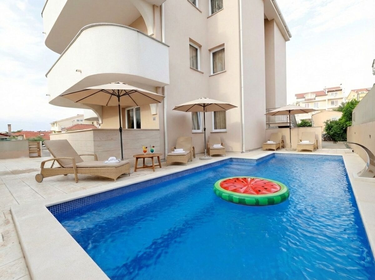 Una piscina al aire libre