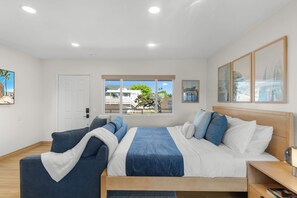 1 bedroom, desk, iron/ironing board, travel cot - Pacific Tides 7 - Modern Studio In Pacific Beach w/ AC + Parking - Walk to Beach (San Diego)