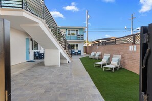 Terrace/patio - Pacific Tides 7 - Modern Studio In Pacific Beach w/ AC + Parking - Walk to Beach (San Diego)