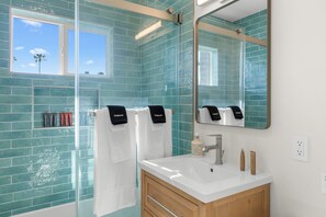Hair dryer, towels, soap, shampoo - Pacific Tides 7 - Modern Studio In Pacific Beach w/ AC + Parking - Walk to Beach (San Diego)