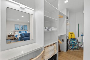 1 habitación, escritorio, tabla de planchar con plancha y cuna de viaje 
