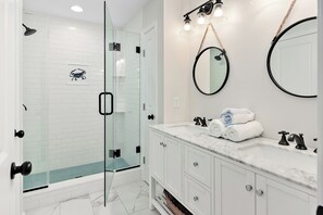 Shower, hair dryer, soap, toilet paper - Lovely Beach House w/ Outdoor Shower - Walk to Beach - Pools, Mini Golf & Tennis (Ocean City)