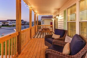 Outdoor dining - Lovely Beach House w/ Outdoor Shower - Walk to Beach - Pools, Mini Golf & Tennis (Ocean City)