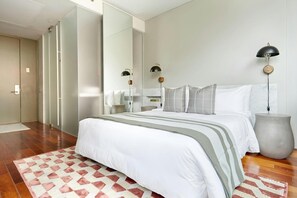 Escritorio, cortinas opacas, sistema de insonorización