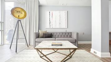 Chambre quadruple supérieure, balcon, vue sur la ville | Aire de séjour