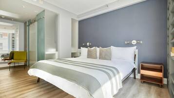 Chambre quadruple supérieure, balcon, vue sur la ville | Bureau, rideaux d’obscurcissement, système d’insonorisation