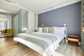 Habitación cuádruple superior, balcón, vistas a la ciudad | Escritorio, cortinas opacas, sistema de insonorización