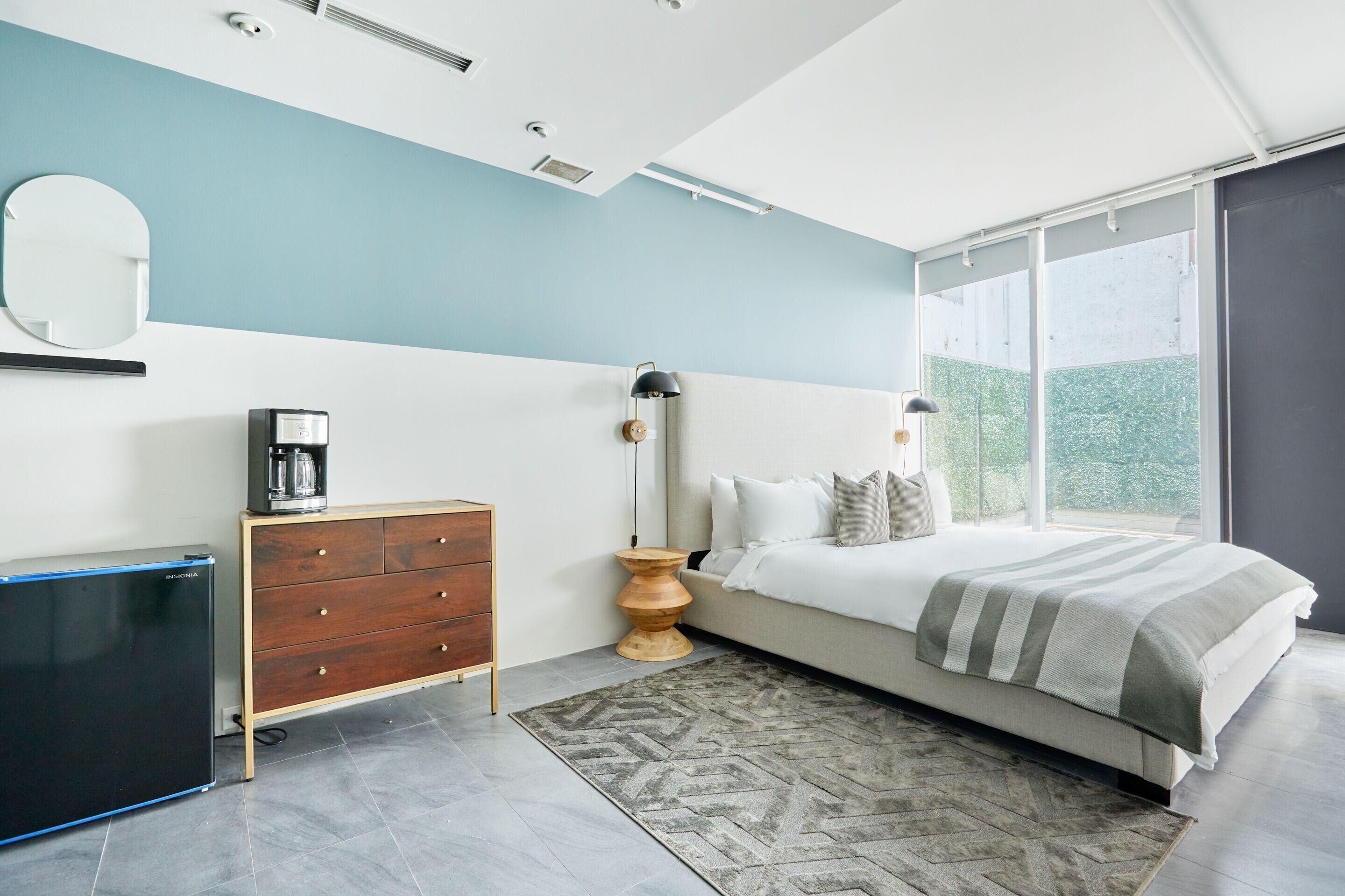 Deluxe Suite, Balcony | Desk, blackout drapes, soundproofing, iron/ironing board