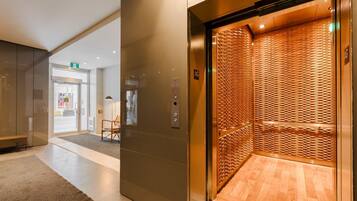 Chambre quadruple supérieure, balcon, vue sur la ville | Intérieur