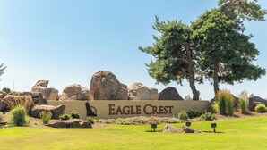 Segnaletica per Eagle Crest, con una zona erbosa e grandi rocce sullo sfondo.