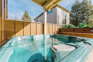 Outdoor spa tub - Sagewood at Eagle Crest | Hot Tub | Golf (Redmond)