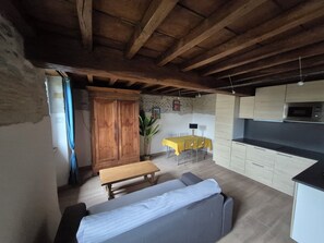 Living area - Quiet country apartment for a couple. Recharge your batteries in nature, (Castetnau-Camblong)
