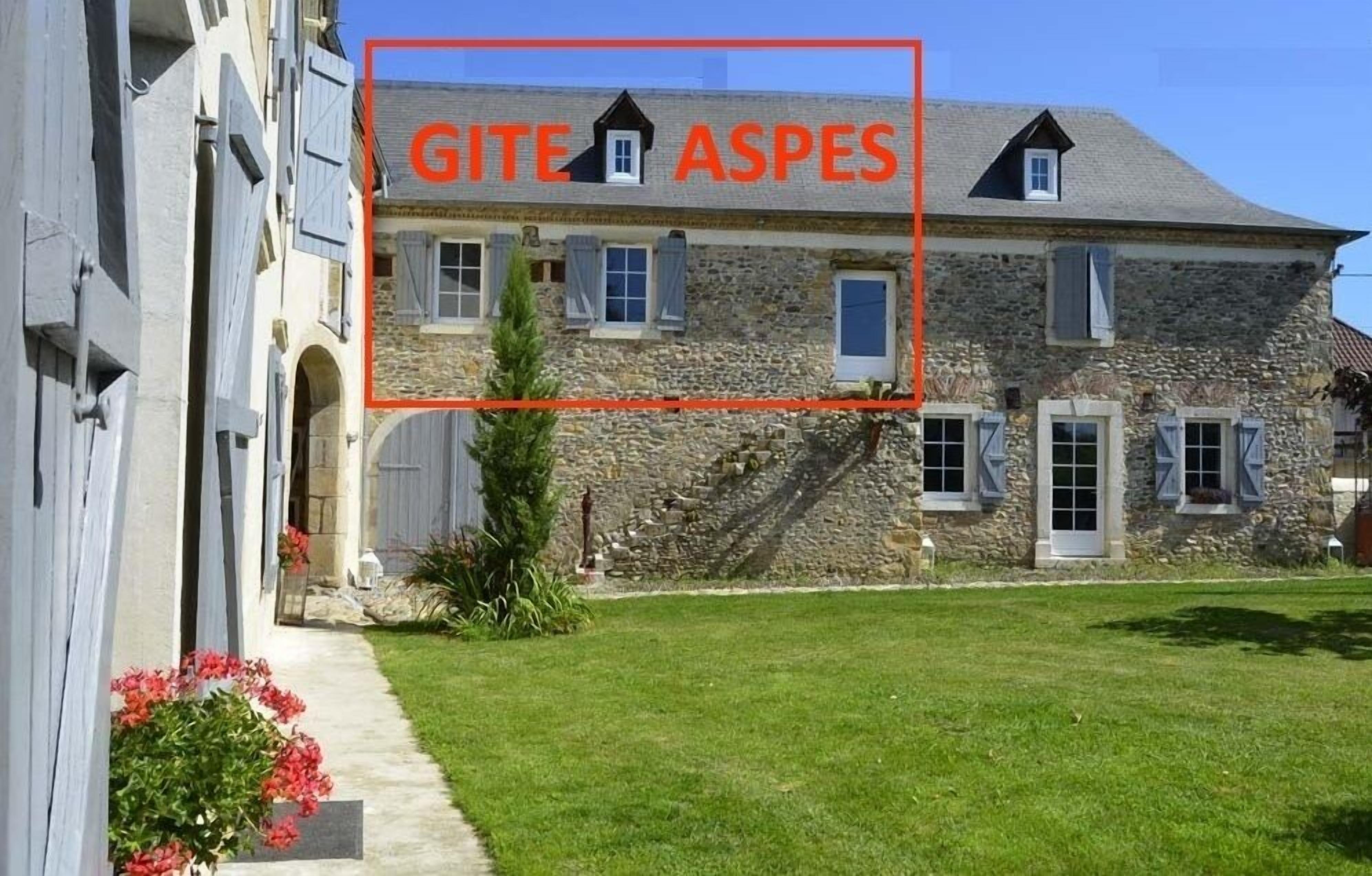 A stone building with a sign reading "GITE ASPES".