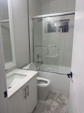 Hårtørrer, håndklæder, Sæbe, Toiletpapir