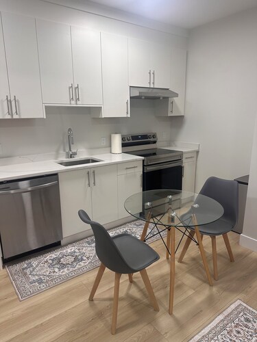 Family-Friendly 2BR Suite, Pet Friendly, Trails Nearby, Easy Vancouver Access