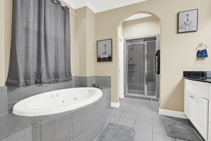 Jetted bath, hair dryer, bidet, towels - Enjoyable 3-bedroom townhome near NRS & Medical center is perfect for your stay. (Houston)