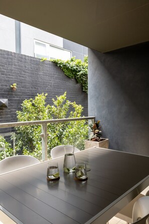Outdoor dining - 2BR | Stylish & Spacious | Prime Richmond Location (Richmond)