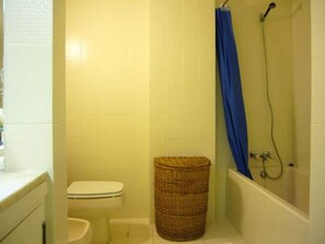 Shower, hair dryer, bidet, towels - A Peaceful Riverside Escape Just Minutes from Porto (São Cosme)