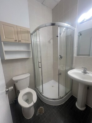 Sèche-cheveux, papier toilette