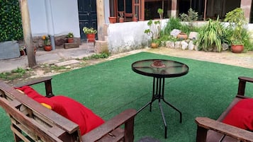 Appartement Familial, 2 chambres, patio, vue cour intérieure | Coin séjour | Télévision de 43 pouces avec chaînes numériques
