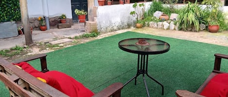 Departamento familiar, 2 habitaciones, patio, vista al patio | Área de sala de estar | Televisión de 43 pulgadas con canales digitales
