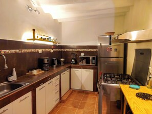 Une cuisine compacte équipée d’un lave-vaisselle, d’un four à micro-ondes, d’une cuisinière et d’un évier.