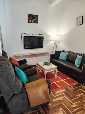 43-inch TV with digital channels - KANTIQ House (Cusco)