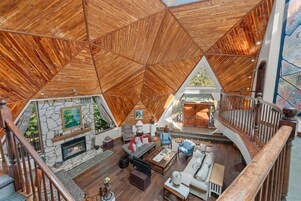 Casa básica, patio, vistas a la montaña | Zona de estar